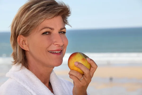 ผู้หญิงกินแอปเปิ้ล — ภาพถ่ายสต็อก