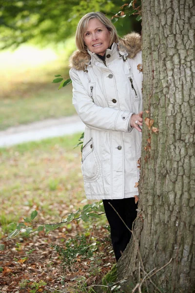 Senior kvinna promenader i parken — Stockfoto
