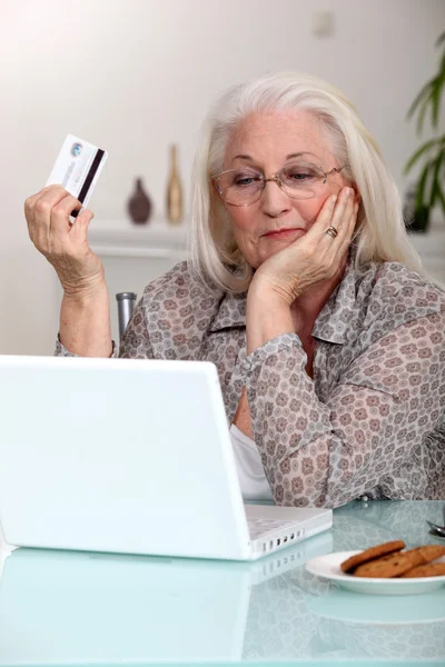Ältere Frau kauft online ein — Stockfoto