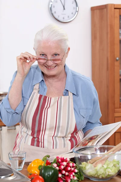 Grootmoeder koken in de keuken — Stockfoto