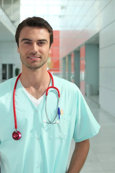 Retrato de um profissional médico em pé em um corredor — Fotografia de Stock