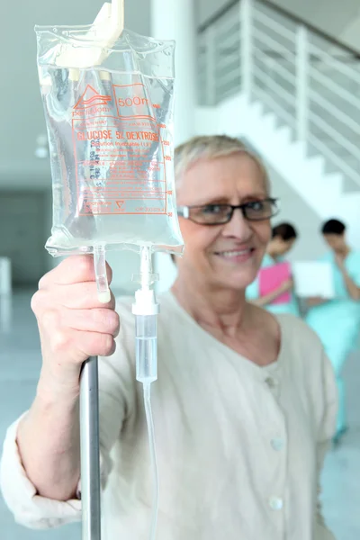 병원 물방울과 노인 여성 — 스톡 사진