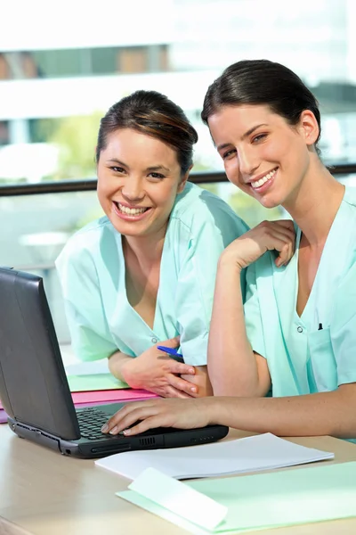 Två kvinnliga sjuksköterskor — Stockfoto