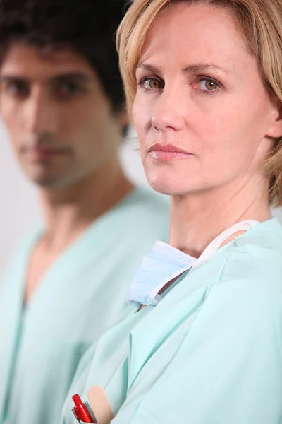 Kobieta lekarz i jego kolega z poważnych powietrza — Zdjęcie stockowe