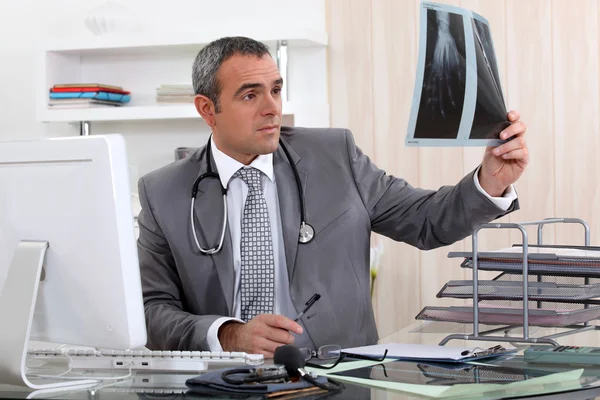 Médico examinando rayos X de la mano — Foto de Stock
