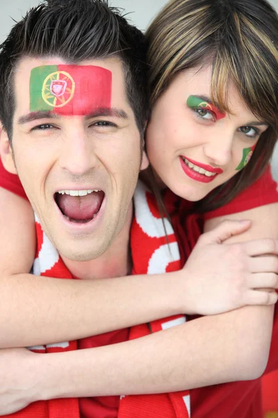 Pareja de aficionados portugueses al fútbol — Foto de Stock