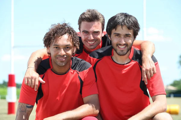 Três jovens jogadores amigáveis de rugby — Fotografia de Stock