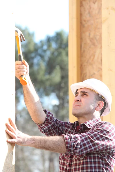 Працівник деревини на будівельному майданчику — стокове фото