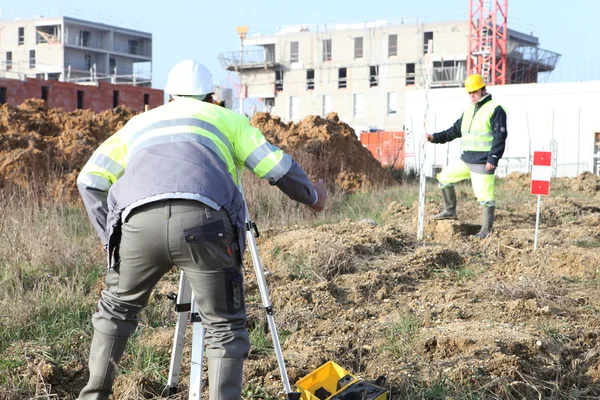 Surveyors working on a construction site — Stock Photo, Image