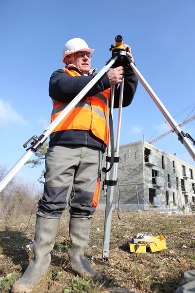 Ein Landvermessungsingenieur mit einem Altometer — Stockfoto