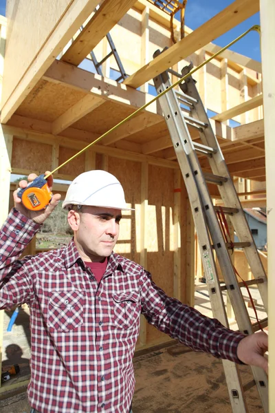 Capataz en la casa en construcción — Foto de Stock