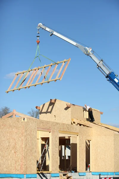 Grúa levantando una estructura de madera — Foto de Stock