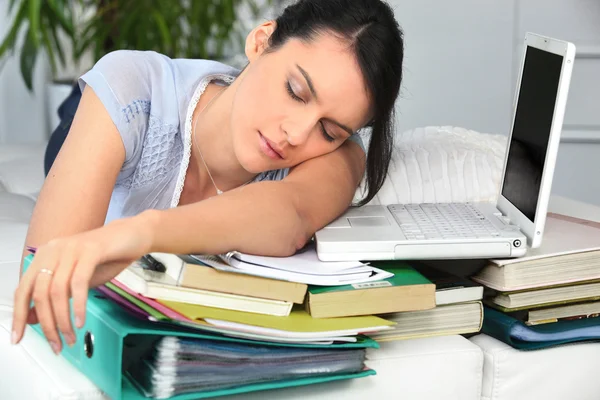 Estudante dormindo ao lado do trabalho — Fotografia de Stock