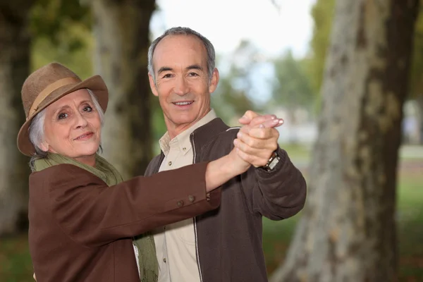 Seniorenpaar auf romantischem Spaziergang — Stockfoto