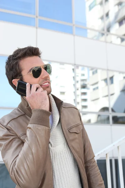 Przystojny mężczyzna korzystania z telefonu w mieście — Zdjęcie stockowe