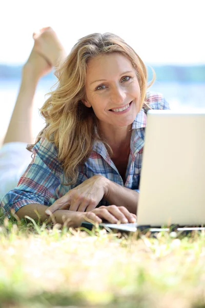Kobieta na laptopa poza — Zdjęcie stockowe