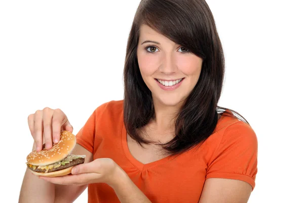 Menina olhando para um hambúrguer — Fotografia de Stock