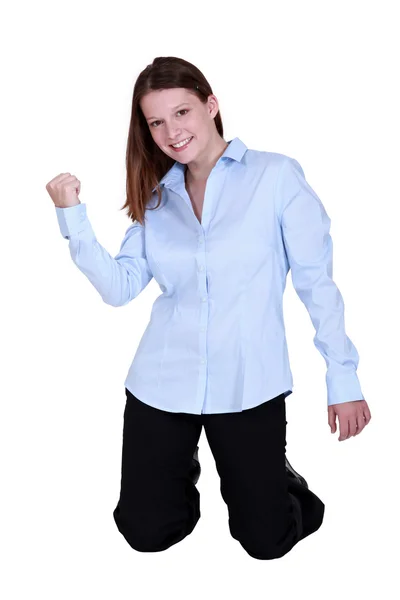 Trabalhadora de escritório entusiasmada de joelhos — Fotografia de Stock