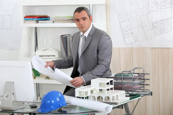 Architekt in seinem Büro — Stockfoto