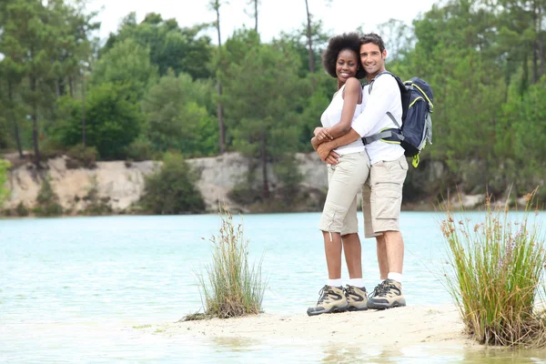 Caminhadas casal ficou à beira do lago — Fotografia de Stock