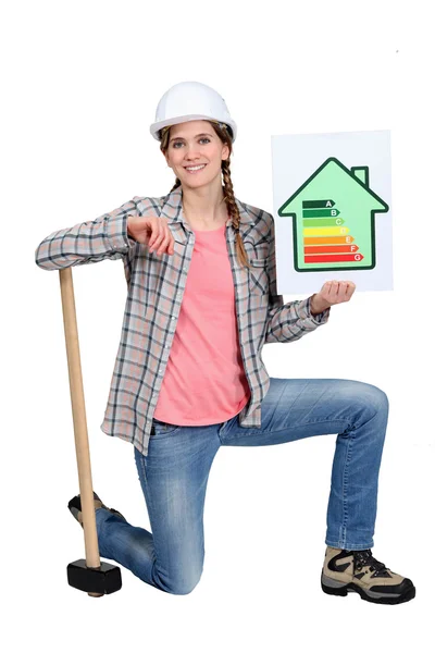 Una trabajadora de la construcción promoviendo el ahorro energético . — Foto de Stock