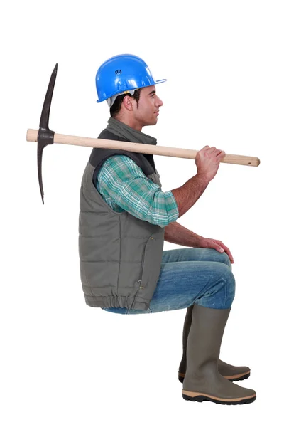 Werknemer met een houweel — Stockfoto