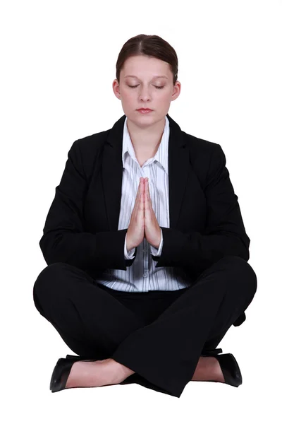Junge Geschäftsfrau meditiert — Stockfoto