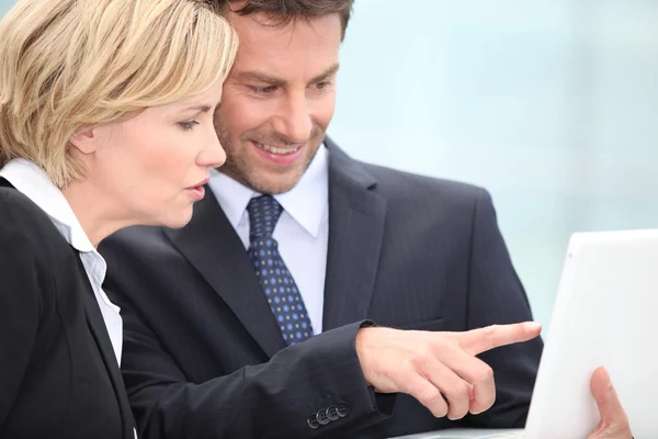 Geschäftsmann zeigt auf Laptop-Bildschirm — Stockfoto