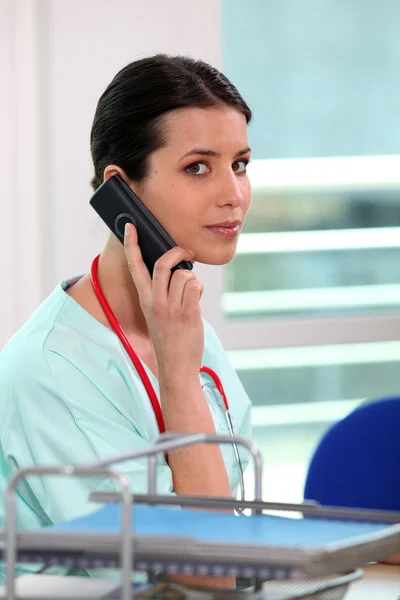 Pielęgniarka na telefon — Zdjęcie stockowe