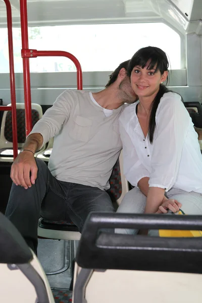 Молодая пара, обнимающаяся в автобусе — стоковое фото