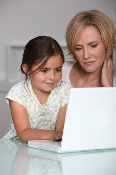 Anne ve kızı ile bilgisayar — Stok fotoğraf