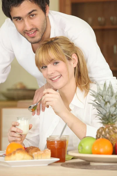 Giovane coppia che fa colazione — Foto Stock