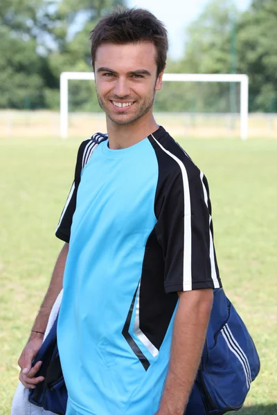 Χαμογελώντας ποδοσφαιριστής με σακίδιο — Φωτογραφία Αρχείου
