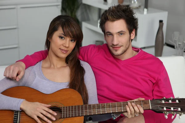 남자 친구를 위해 기타를 연주하는 여자 — 스톡 사진
