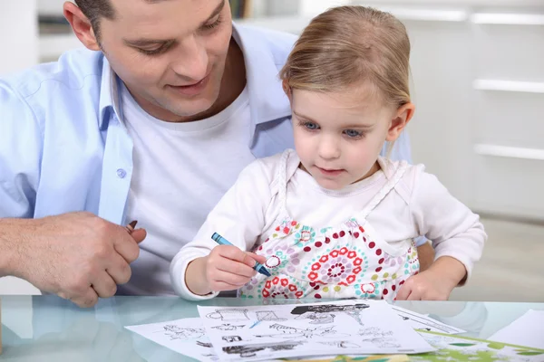Kleines Mädchen zeichnet mit Vater — Stockfoto