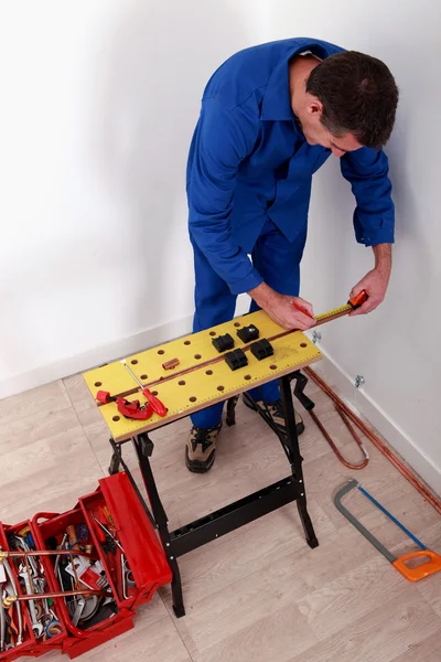 Elektriker fastställande breaker box — Stockfoto