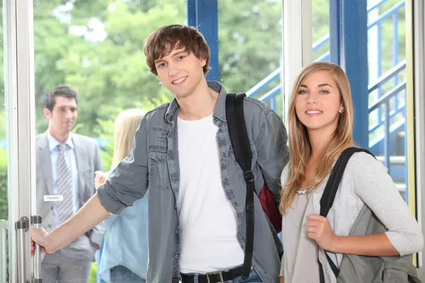 Studenti all'ingresso del college — Foto Stock