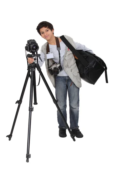 他用相机三脚架的年轻摄影师 — 图库照片