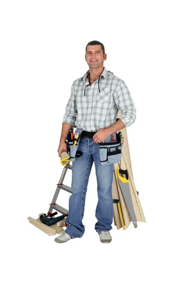 Carpinteiro posando pelo seu equipamento — Fotografia de Stock
