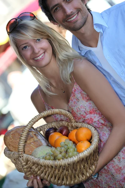 Casal de compra de frutas — Fotografia de Stock