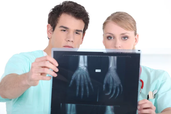 Estudiantes de medicina examinando una imagen de rayos X —  Fotos de Stock