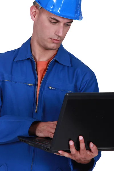 Encanador com um laptop — Fotografia de Stock