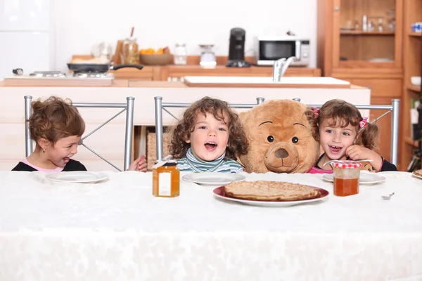 Jonge kinderen eten van pannenkoeken — Stockfoto