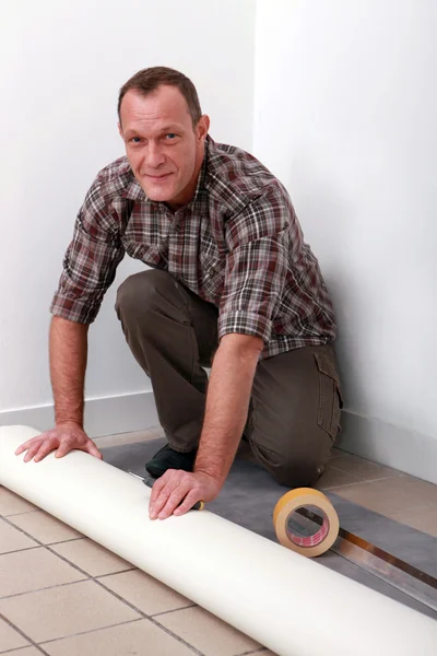 Craftsman putting a new carpet — Stock Photo, Image