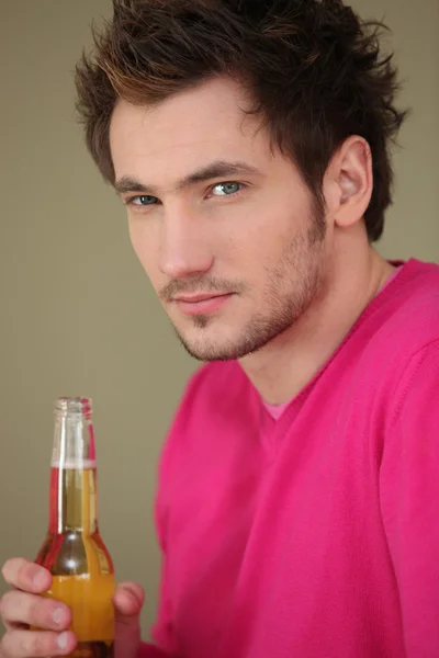 Fiatal férfi-egy üveg világos sör — Stock Fotó
