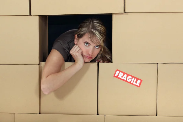 Mujer rodeada de cajas de cartón —  Fotos de Stock