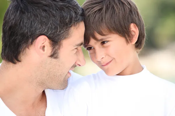 Um pai e o filho a olharem-se nos olhos — Fotografia de Stock