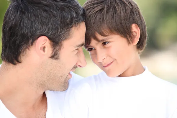 Ein Vater und sein Sohn schauen einander in die Augen — Stockfoto