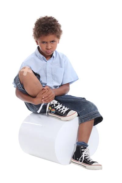 在他的膝盖上石膏的小男孩 — 图库照片