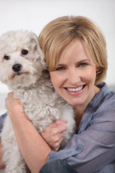 작은 하얀 강아지와 웃는 여자 — 스톡 사진